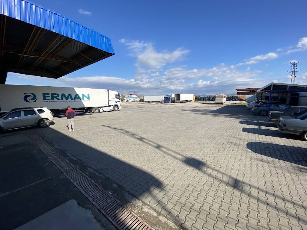 Tesis dışındaki sevkiyat sahası / Dispatch yard outside the facility
